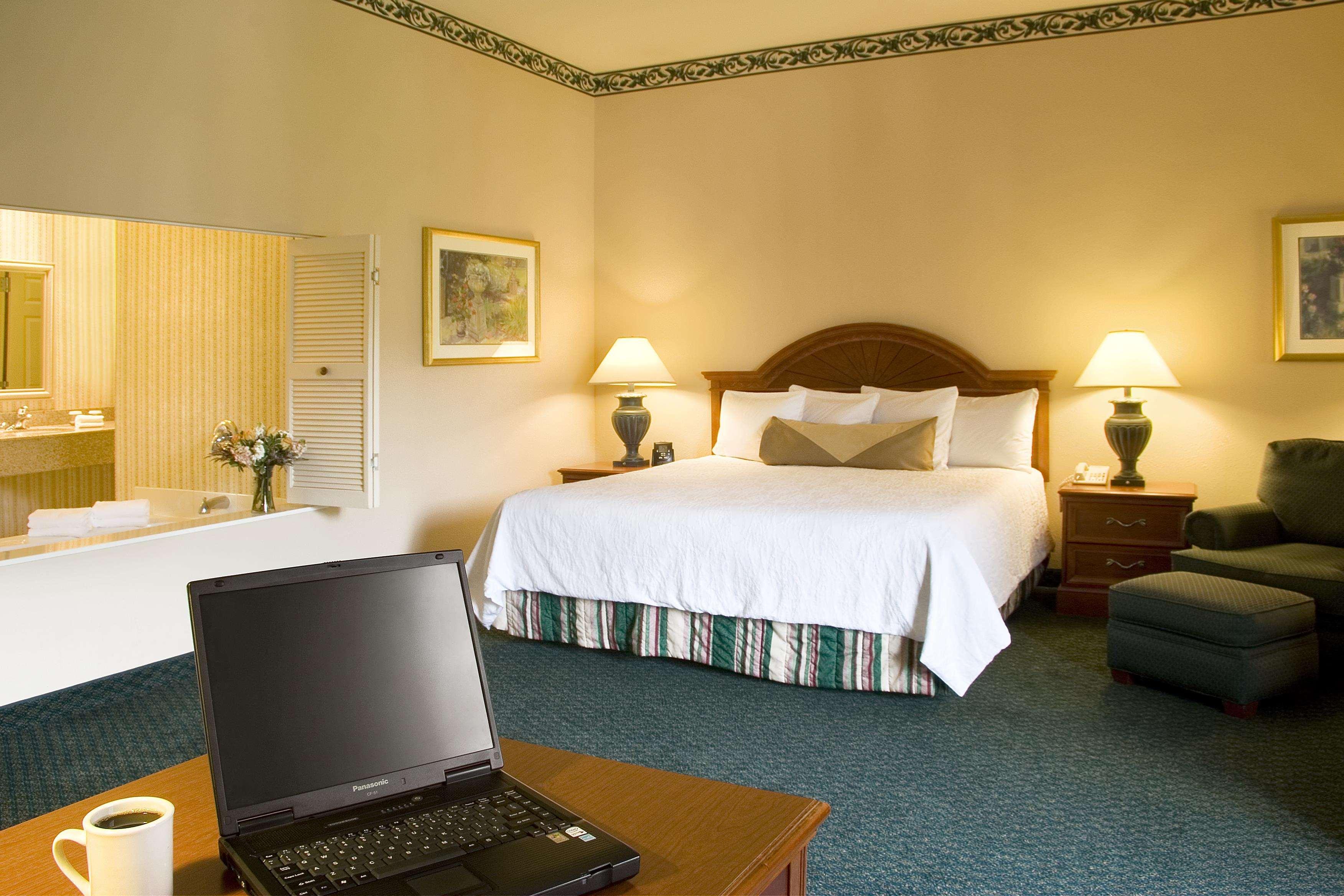 Hilton Garden Inn Saint Charles Room photo